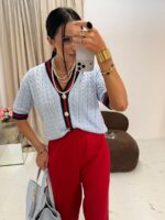 Niebieski sweter LaMilla z lampasem zapinany na złote guziki