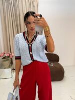 Niebieski sweter LaMilla z lampasem zapinany na złote guziki