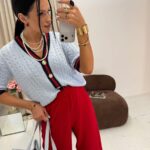 Niebieski sweter LaMilla z lampasem zapinany na złote guziki