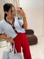 Niebieski sweter LaMilla z lampasem zapinany na złote guziki