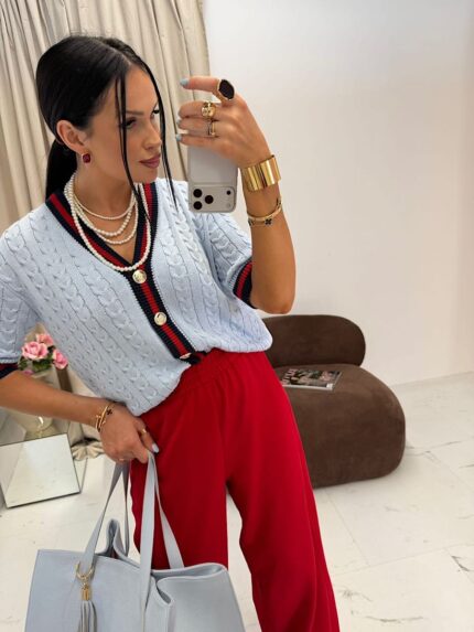 Niebieski sweter LaMilla z lampasem zapinany na złote guziki