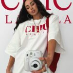 Biały t-shirt Chic LaMilla z czerwonym napisem