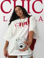 Biały t-shirt Chic LaMilla z czerwonym napisem