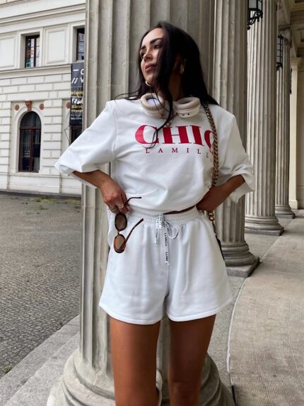 Biały t-shirt Chic LaMilla z czerwonym napisem