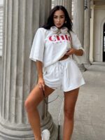 Biały t-shirt Chic LaMilla z czerwonym napisem