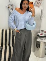 Niebieski sweter LaMilla dekolt w serek