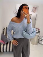 Niebieski sweter LaMilla dekolt w serek